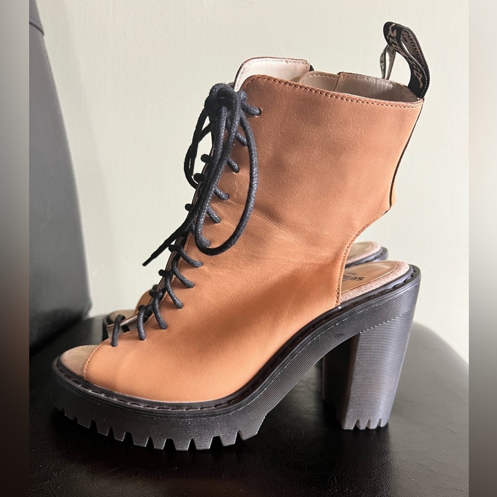 Dr. Martens Carmelita Lace-Up Heeled Boots Sz 6 - Picture 2 of 10